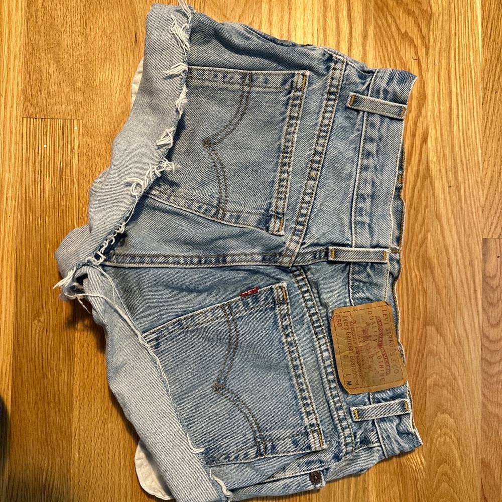 VINTAGE LEVI’S 550 MEDIUM WASH DENIM SHORTS!! LIKE NEW, VERY GOOD CONDITION!!